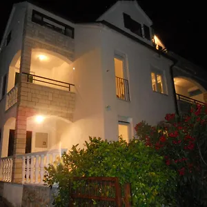 Yvonne Apartament